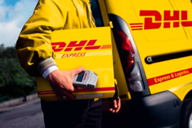Курьер DHL с банковским терминалом на улице